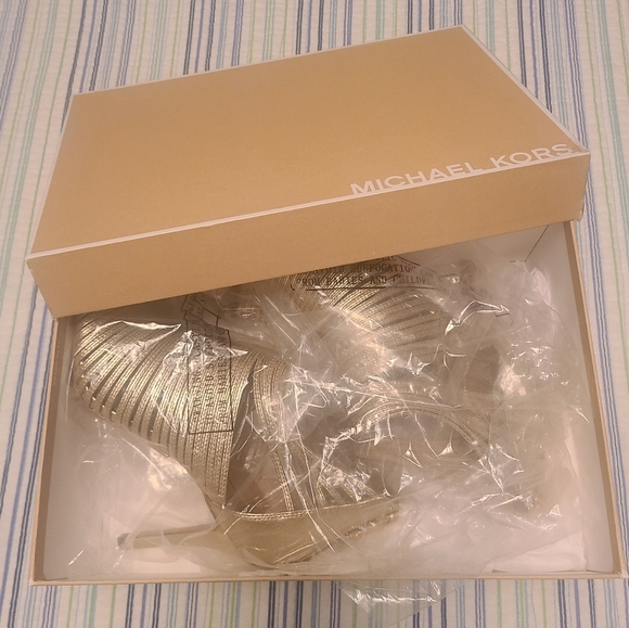 MK Metallic Leather Heal - Picture 6 of 8